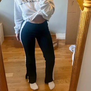 Svarta vit-stripade byxor - Jättesköna byxor men jag behöver verkligen mer plats i garderoben, kan säljas för ännu billigare om så behövs🥰(dom är lite noppriga på vissa ställen men det går att få bort) 