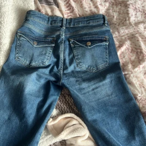 lager 157 jeans - jeans från lager 157. Jag köpte dem på vinted av en tjej men dem sitter inte fint på mig så säljer vidare dem. Har klippt av lågt ner på byxorna men bara typ 3cm. Dem är i super fint skick