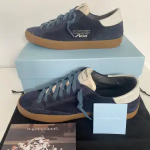 Ett par väldigt unika och efterfrågade philippe model skor i blå mocka. Cond 10/10. Allt og ingår! Skriv DM vid frågor