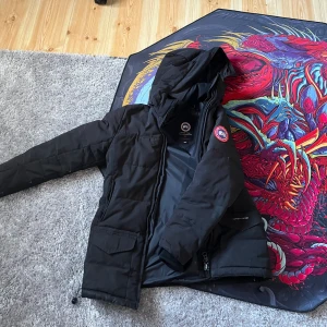 Canada goose jacka - Canada goose parka. Storleken är S men passar bra i M också. Jackan har lite små skador som ett litet hål i ärmen. Pris kan diskuteras!