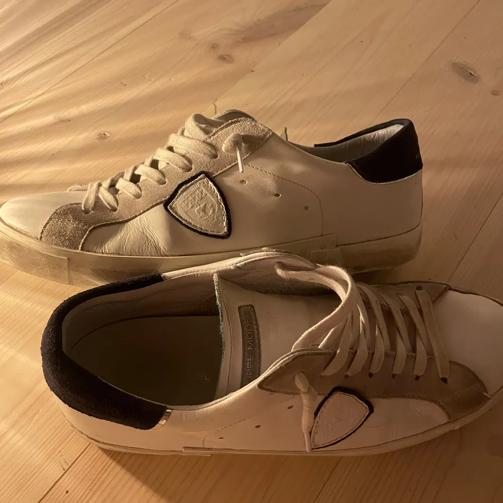 tja!, säljer nu mina helt nya philippe model skor, Slitningarna du ser på bilden är hur modellen ser ut . Skicket på skorna är 9/10 och är  köpta från miinto. Box, dustbag kvitto mm kommer med  när du köper. kontakta mig gärna☺️pris kan diskuteras.. Skor.