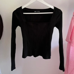 Topp - En jätte basic men snygg topp ifrån zara💗 säljer pågrund av att den aldrig kommer till användning!