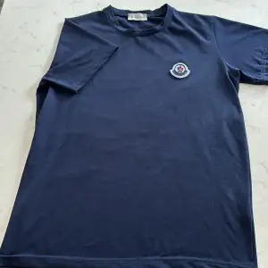 Säljer min moncler t shirt i helt perfekt skick inga skador eller defekter använd 1 gång under skolavslutning