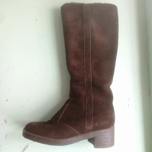 Stövlar  - Så snygga stövlar i st. 36. Varmt foder på insidan så är för höst/vinter. I bra skick, har lite små fläckar på tyget ovanför klacken men annars inget. Från min vegan - bedömning verkar material vara icke-animaliska. Finns ingen lapp dock, märke okänt