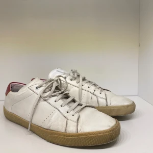 Saint Laurent skor  - Hej! Säljer nu mina skor från märket saint Laurent , storlek 43.Använt skick . Inget og. Hör av er vid frågor kring skorna! 