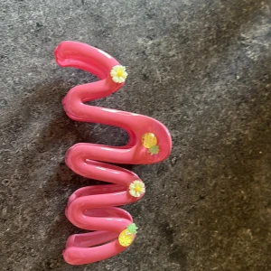 Sommar hårklämma  - Säljer denna supergulliga hårklämma som är perfekt till sommaren 