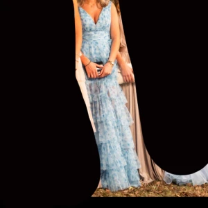 Balklänning  - Super fin balklänning från Zapaka. Köpt för ca 1800kr. Skriv för fler bilder. Klänningen är strl 34/36. Kom med prisförslag. 