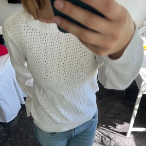 Vit stickad tröja - Super fin vit stickad tröja med små hål i. Använt endast en gång.🫶