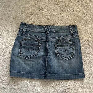 Lågmidjad jeanskjol  - Storlek S längd 34cm bredd 36cm. Inga skador eller defekter kontakta för fler bilder❤️