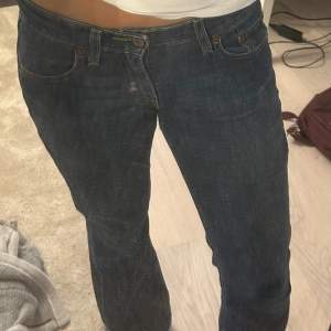 Säljer ett par skit snygga jeans från Levi’s som tyvärr inte kommer till användning🩷tryck inte på köp direkt 