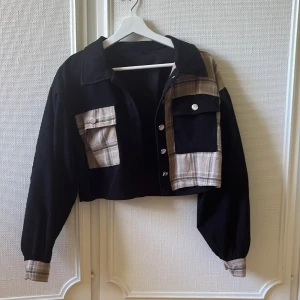 Kofta/sommar jacka - Säljer en kofta i storlek xs. Den är i nytt skick då jag bara använt den två gånger. Den är i ett tunt material så passar perfekt i sommar.