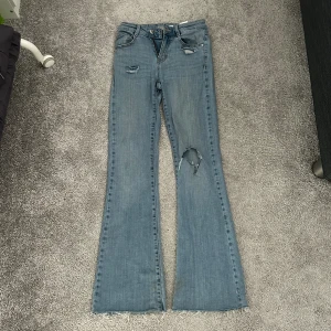 Bootcut jeans - Lowwaist bootcut jeans säljs för dem är förkorta på mig och används inte 🤍 73-74cm i innerbenslängd och 31-36cm  rakt över midja (strechar ut). Liite missfärgad på benet, inget som syns mycket men därför sänkt pris 🫶🏻