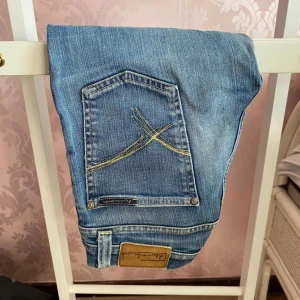 Ljusa sommar shorts☀️⛱️ - Säljer dess ljusa, snygga denim shorts från Denim Birds.💫 Shortsen är i tre-kvarts modell och i super fint skick.😍