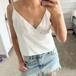 Satinlinne  - Jättefint satinlinne från NA-KD. Tyvärr aldrig använt så jag har jättemånga liknande toppar.  Köpt för 199 säljer för 120kr Passar 34-38😊😊💖💖