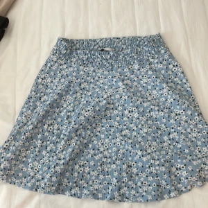 Kjol - Den är i väldigt fint skick, knappt aldrig använd.