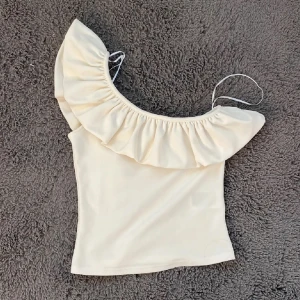 Vit topp - Säljer denna då den inte kommer till användning! 