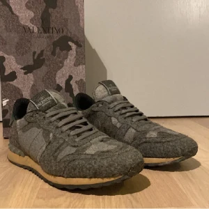 Valentino rockrunner  - Valentino sko, fint skick. Väldigt sköna vardagskor som går att slita i. Skriv om minsta fundering!