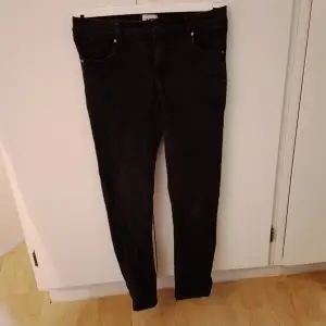 Ett par svarta jeans från lager 157 i storlek 150  Katt finns i hemmet