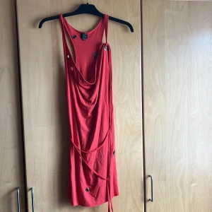 Klänning  - Strechig, justerbar i axeln och i midjan. Coral röd. Limiterad Kate Moss för Top Shop