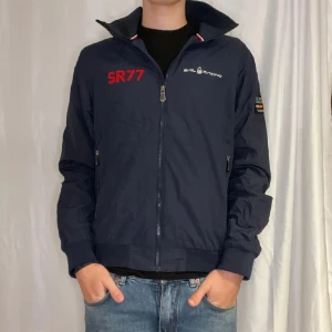 Sailracing windbreaker - Stilig windbreaker från Sailracing//köpt på Plick och bilderna är lånade//passar mig som är 185//skriv pm för frågor osv. 