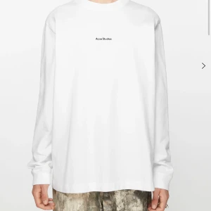 Acne Studios long-sleeve t-shirt - Hej!  Säljer min acne t-shirt långärmad då den blev för stor, nypris 2700kr.  Mycket bra skick!  Storlek Medium men passar någon som är runt 190cm, hänvisar till Acnes hemsida där modellen är 188cm och har på sig en storlek M.  Hälsningar//  Ludvig 