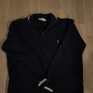 Yves Saint Laurent tröja - Stickad YSL tröja Storlek M Bara att skriva vid fler frågor