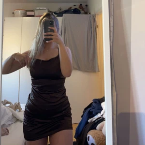 Satin klänning - En jätte fin satin klänning från h&m med knytning bak, oanvänd med lapp kvar, i storlek medium men passar mig som har storlek small🤍