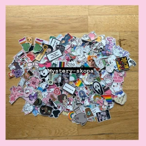 Mysteryskopan - Mystery-mix klistermärken! 🍓🤍 Köp liten, mellan eller stor skopa! Finns små & stora klistermärken  mellan 2-8 cm! 💓Frakten- 18 kronor 