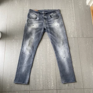 Dondup Jeans George  - Säljer nu dessa sjukt snygga dondup George jeans som är i väldigt bra skick och som har en super snygg tyvärr och snygga slitningar som är populär design, skriv för fler bilder/frågor🙌🏼