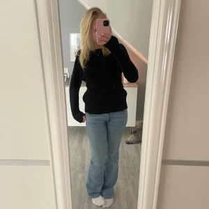 Svart stickad tröja  - säljer denna svarta stickade tröjan från lager 157, väldigt skön och fin!!