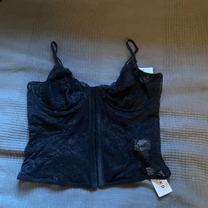 Korsett topp - Superfin kupkorsett i spets, aldrig använd
