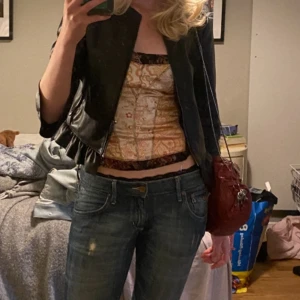 H&M korsett-topp - Fint skick, förutom att tyget gått upp lite längst nere (sista bilden)❤️
