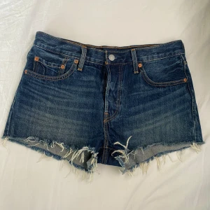 Levis shorts  - Jättefina mörkblå Levis shorts i fint skick w28 ❤️