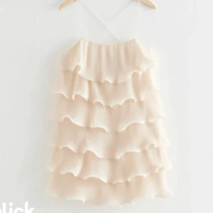 Other stories klänning  - Säljer denna klänning från Other stories i strl S som jag aldrig använt men köpt på plick! Säljer endast vid bra bud då den är väldigt efterfrågad och slutsåld på hemsidan!❤️