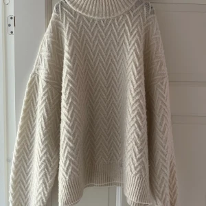 Stickad tröja - Stickad tröja ifrån vero Moda.  Har en liten fläck på ärmen men inget man tänker på något speciellt.  Den är använd men i ok skick.  Hör av dig vid frågor 🩷