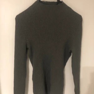 Grå polotröja 💕 - Grå polotröja i storlek S från H&M 💕 passar även M-L. Materialen är sådant som ”kramar” din kropp, dvs ”visar” formen på kroppen 🥰Kontakta vid behov av fler bilder 💗💗