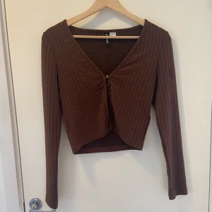 Brun kofta - Välanvänd kofta i bra skick. Från H&M’s märke Divided💗