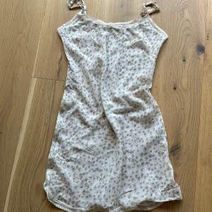 Nattlinne/klänning från Ottodame, strl 36 - Supersöt klänning/nattlinne från italienska Ottodame i mjuk lite transparent bomull. Nypris 800kr