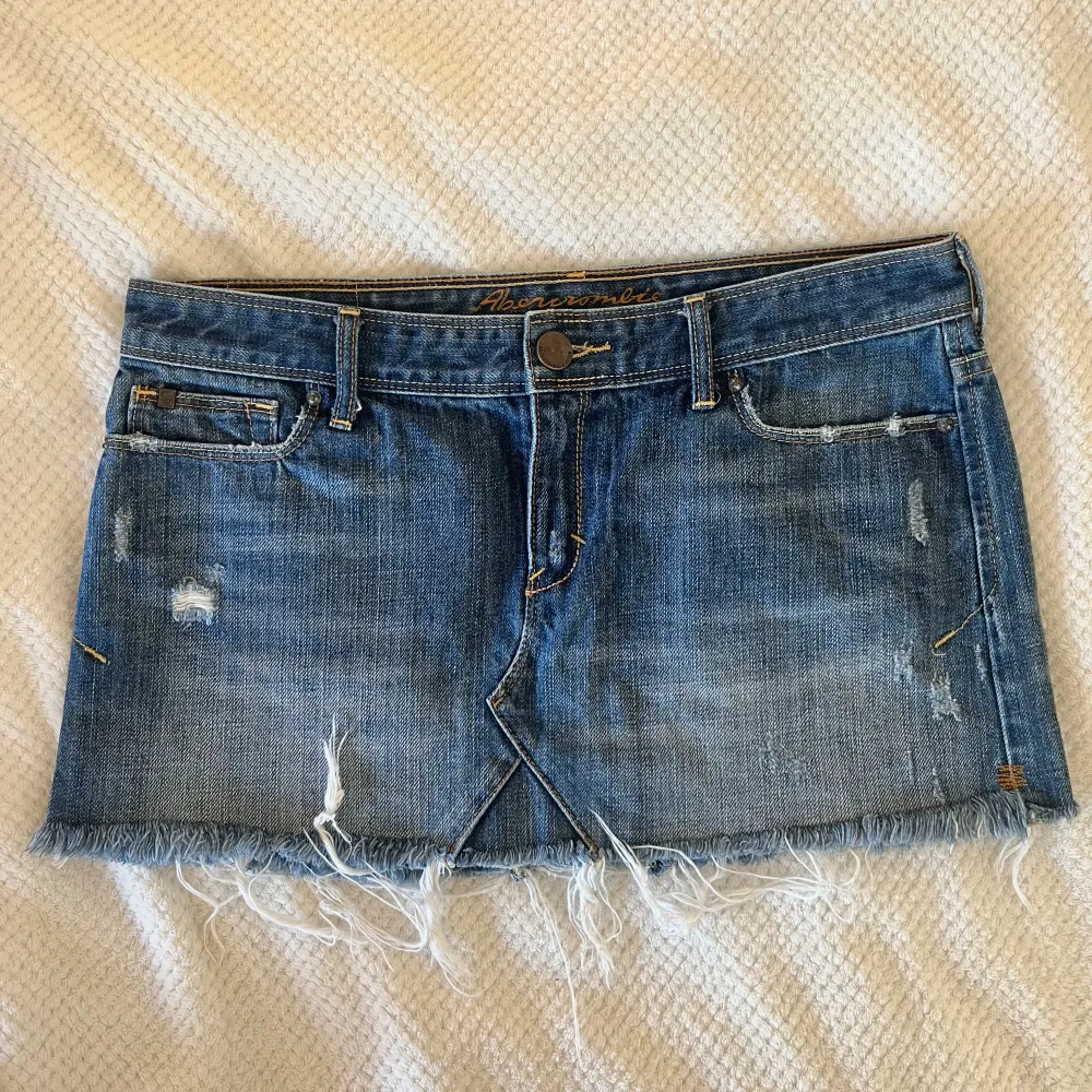 Supersnygg jeanskjol från Abercrombie and Fitch! Vet inte storlek men passar mig som vanligtvis har xs/s och är 175 cm lång. Den är 30 cm lång och midjemåttet är 42 cm rakt över🤍. Kjolar.