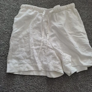 Linne shorts! - Ett par lågmidjade linne shorts som är perfekta till sommaren. Dom har aldrig fått sin användningen pga att jag inte gillar linnebyxemayerial! Måtten är :  Midja:33cm Längd:35cm