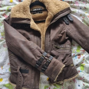 y2k brun jacka - Jättefin jacka! Den är i bra skick och säljes endast då den är för litek för mig. Man kan också knäppa upp jackas så pälsbiten täcker halsen. 💗