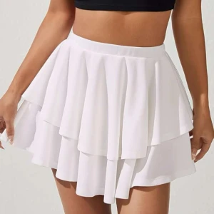 Vit volang kjol  - Jätte fin volang kjol, nästan aldrig använd. 