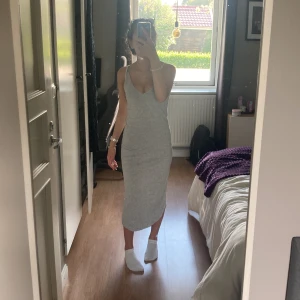 Grå långklänning  - En fin ribbad grå långklänning med en liten slits på sidan som inte längre kommer till användning, skriv gärna för mer information!💞 Kan även diskutera om priset😊