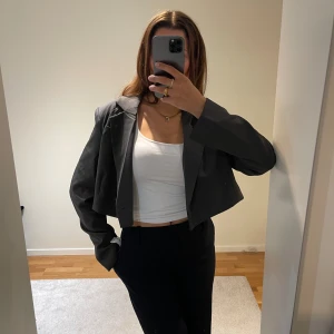 Cropped blazer - Så fin croppad kavaj i storlek L men passar S i oversize fit🤍