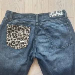 Super fina rare low waisted flare jeans med leopard detaljer i super skick, säljer tyvärr dessa drömbyxor då de är för små för mig, skicka för mer bilder eller diskutering av pris 💕 Mått: ca 38 i midjan och 110 lång 