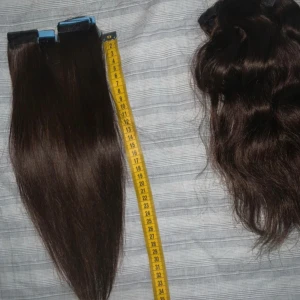 Tape in hair extensions människohår - Jag har använt detta löshår i ett år. Jag köpte det för ungefär 2 000kr, det är äkta människohår, det går att locka och platta. Det är 60 tejpbitar vilket motsvarar 3 paket löshår, alltså 150g hår. Det finns tejp för andra halvan av håret❤️
