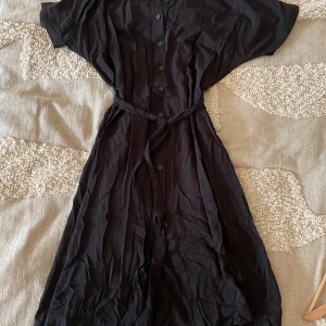 Svart klänning  - Fint svart klänning från H&M med sidfickor. Fint skick. Kommer från rök och djurfri hem. 