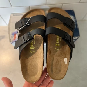 Birken stocks - Säljer ett par helt nya birken stocks då jag köpte fel storlek. Tofflorna är i storlek 45 och är aldrig använda, pris lappen med andra lappar sitter kvar! Hör av er vid intresse eller frågor.