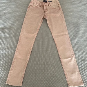 Skinny jeans  - Ljus rosa jeans de är så fina speciellt nu på sommaren💞
