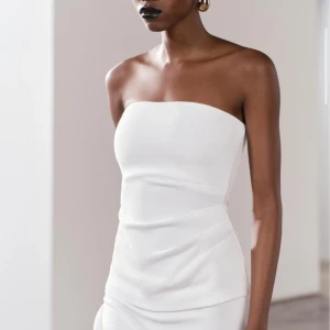 Topp - En jättefin vit topp från zara, köpt förra året o använd 2-3 gånger. Jättefin passform. Storlek  XS men passar även S 